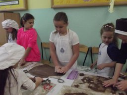 Pieczenie pierniczkow 2016 - 07